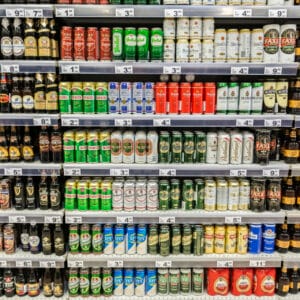 Bier in Dose und Flasche im Vergleich auf Holztisch – Dosenbier vs. Flaschenbier