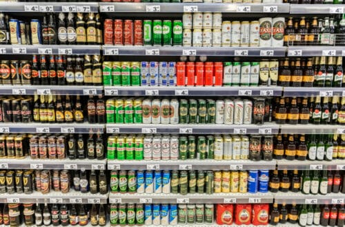 Bier in Dose und Flasche im Vergleich auf Holztisch – Dosenbier vs. Flaschenbier